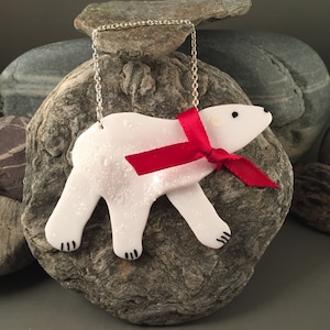Eisbär mit rotem Schal Hand-Schnitt Schmelzglas hängen Ornament