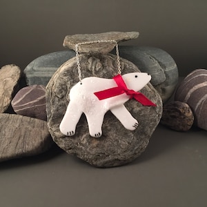 Eisbär mit rotem Schal Hand geschnittenes Hängeornament aus Glas