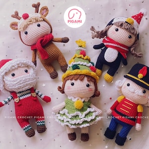 Puede incluir: Cinco adornos navideños de crochet: un reno, un pingüino, un árbol de Navidad, Papá Noel y un cascanueces. Los adornos están hechos a mano y presentan rasgos faciales detallados y ropa festiva.