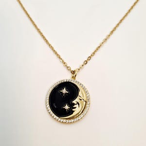 Collar "Astra Luna" – Collar con medallón de luna y estrella en esmalte negro – Talismán celestial chapado en oro de 24k – Joya mística