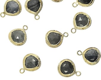 Charm de corazón de ojo de gato chapado en oro: bisel de piedras preciosas facetadas (10 x 10 mm)