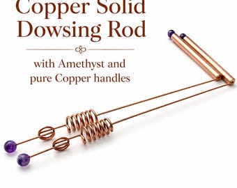 以下が含まれることがあります： 紫のアメジスト球が先端とハンドルの端にあしらわれた銅製のダウジングロッド2本。ロッドには銅線のコイル部分と真っ直ぐなシャフトがあります。画像内のテキストは「Copper Solid Dowsing Rod with Amethyst and pure Copper handles」と書かれています。