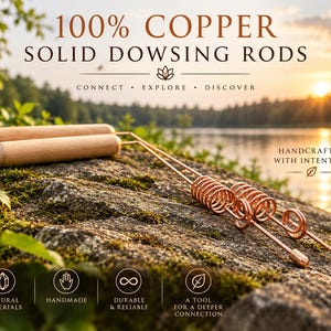 Puede incluir: Dos varillas de radiestesia con mangos de madera clara y ejes de alambre de cobre con secciones en espiral. El texto 100% COPPER SOLID DOWSING RODS, CONNECT EXPLORE DISCOVER, HANDCRAFTED WITH INTENTION, NATURAL MATERIALS, HANDMADE, DURABLE & RELIABLE es visible.