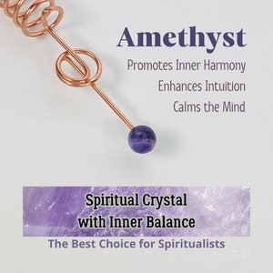Puede incluir: Una varita de color cobre con un diseño en espiral y un pequeño cristal de amatista púrpura redondo en el extremo. El texto en la imagen dice "Amatista" y "Cristal espiritual con equilibrio interior."