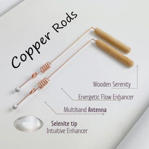 Może przedstawiać: Dwa miedziane pręty z drewnianymi uchwytami i końcówką z selenitu. Pręty mają spiralny wzór i tekst "Copper Rods", "Wooden Serenity", "Energetic Flow Enhancer", "Multiband Antenna" i "Selenite tip Intuitive Enhancer".