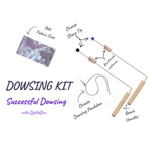 Könnte beinhalten: Ein Wünschelruten-Set mit dem Text "DOWSING KIT Successful Dowsing". Das Set enthält zwei Wünschelruten mit Holzgriffen, verstärkten Antennen und einer Auswahl an Steinspitzen. Ein Stoffetui und ein Pendel sind ebenfalls enthalten.