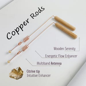 Puede incluir: Dos varillas de cobre con mangos de madera y puntas de citrino. Las varillas están etiquetadas como "Copper Rods", "Wooden Serenity", "Energetic Flow Enhancer", "Multiband Antenna", "Citrine tip" e "Intuitive Enhancer". También hay un grupo de cristales de citrino.