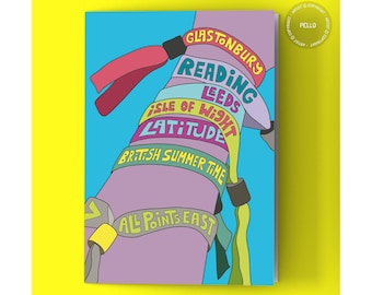 Peut inclure: Une carte de vœux avec une bordure jaune vif et un fond bleu. La carte présente une illustration stylisée de bracelets de festival avec du texte tel que "Glastonbury", "Reading" et "British Summer Time".