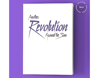Op de afbeelding: Een witte kaart met de tekst "Another Revolution Around the Sun" in paarse en gele letters.