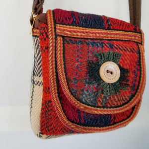 Borsa a tracolla Kilim: borsa in tessuto intrecciato con dettaglio a bottone