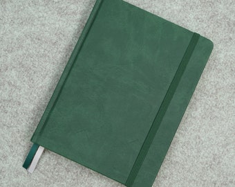 A5 (ish) Taccuino con copertina rigida o carta punteggiata, pagina dei contenuti e pagine numerate, tasca posteriore, Bujo / Diario, personalizzazione, verde