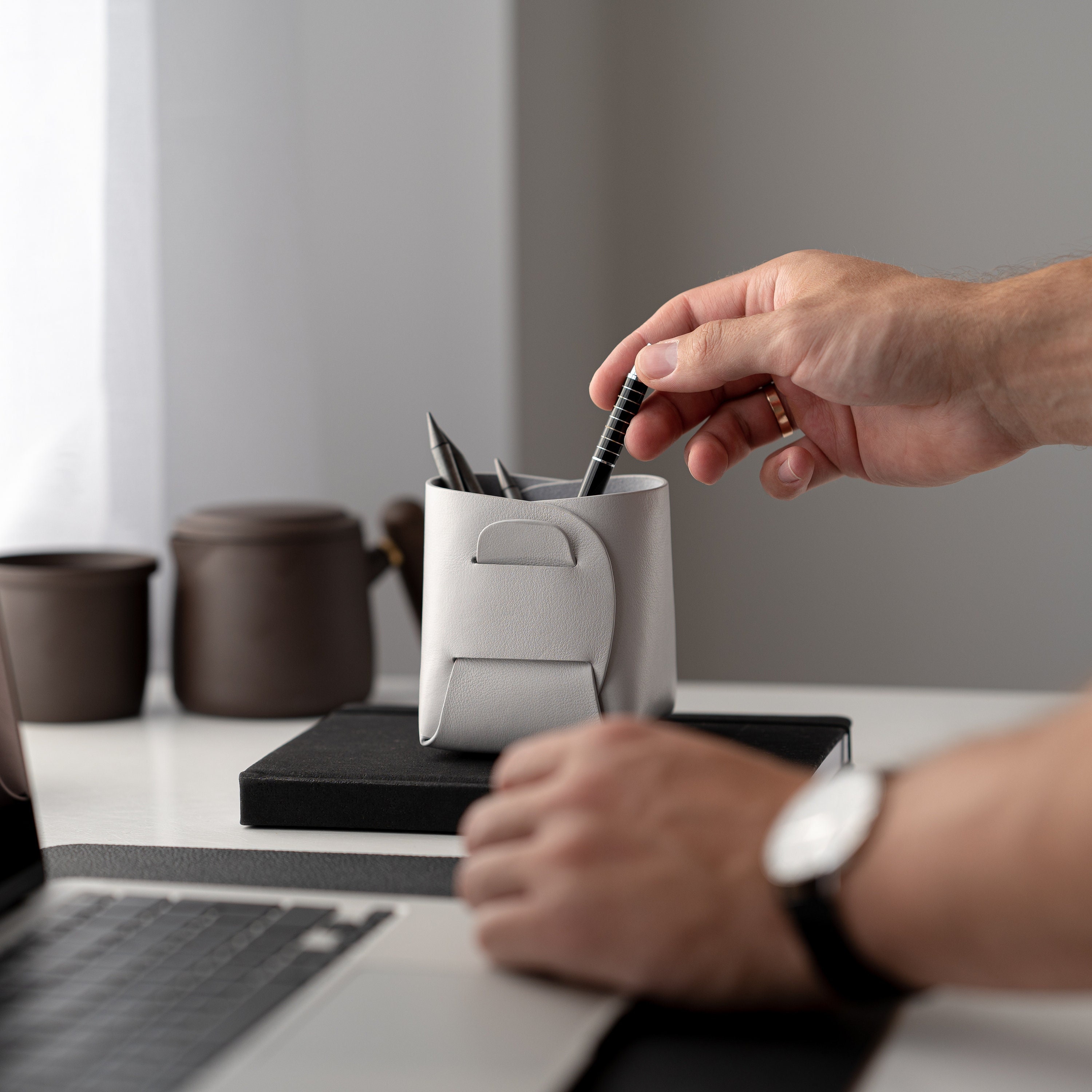 Cromer Light Grey Leather Pen Pot - Crayon Bureau Bien Rangé