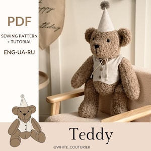 Peut inclure: Un ours en peluche brun portant un chapeau de fête rayé blanc et gris et un gilet blanc à rayures grises. L'ours en peluche est assis sur une chaise en bois avec un coussin brun clair. Le texte "Teddy" est écrit sous l'image, et le texte "@WHITE_COUTURIER" est écrit en dessous.