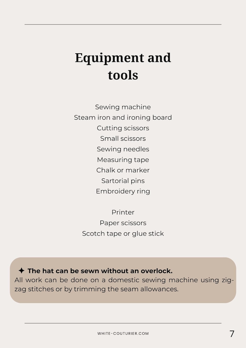 Puede incluir: Una lista de equipos y herramientas necesarios para coser un sombrero, que incluye una m&aacute;quina de coser, una plancha de vapor, tijeras de cortar, tijeras peque&ntilde;as, agujas de coser, una cinta m&eacute;trica, tiza o un marcador, alfileres de sastre, un aro de bordado, una impresora, tijeras de papel y cinta adhesiva o pegamento. El texto indica que el sombrero se puede coser sin remalladora.
