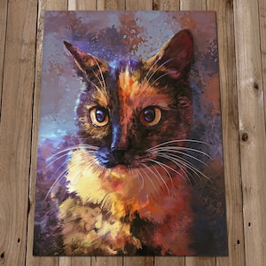 Puede incluir: Un retrato de cerca de un gato calico con ojos verdes. El pelaje del gato es una mezcla de naranja, negro y blanco, y el fondo es un púrpura y azul borroso.