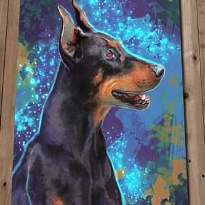 Puede incluir: Una pintura de un perro Doberman con un pelaje negro y marr&oacute;n. El perro est&aacute; mirando hacia la derecha y tiene una expresi&oacute;n feliz. El fondo es un dise&ntilde;o abstracto azul y morado con reflejos blancos y azules.
