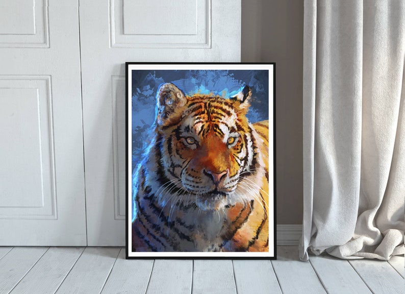 Op de afbeelding: Een close-up portret van een tijger met oranje en zwarte strepen. De tijger kijkt rechtstreeks naar de kijker met een serieuze uitdrukking. De achtergrond is een blauw en wit abstract ontwerp.