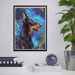 Puede incluir: Una pintura digital de un perro Doberman negro y marr&oacute;n con un fondo azul y morado. El perro mira hacia la derecha y tiene un efecto de brillo a su alrededor.