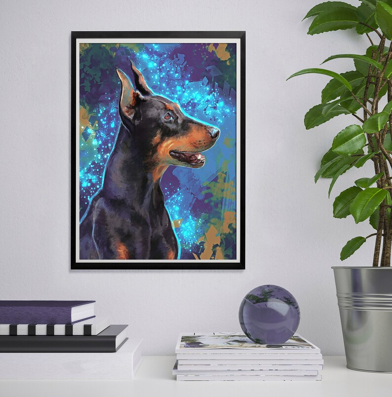 Puede incluir: Una pintura digital de un perro Doberman negro y marr&oacute;n con un fondo azul y morado. El perro mira hacia la derecha y tiene un efecto de brillo a su alrededor.