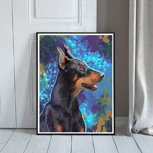 Puede incluir: Una pintura de un perro Doberman con un fondo azul y morado. El perro est&aacute; mirando hacia la derecha y tiene un pelaje negro y marr&oacute;n.