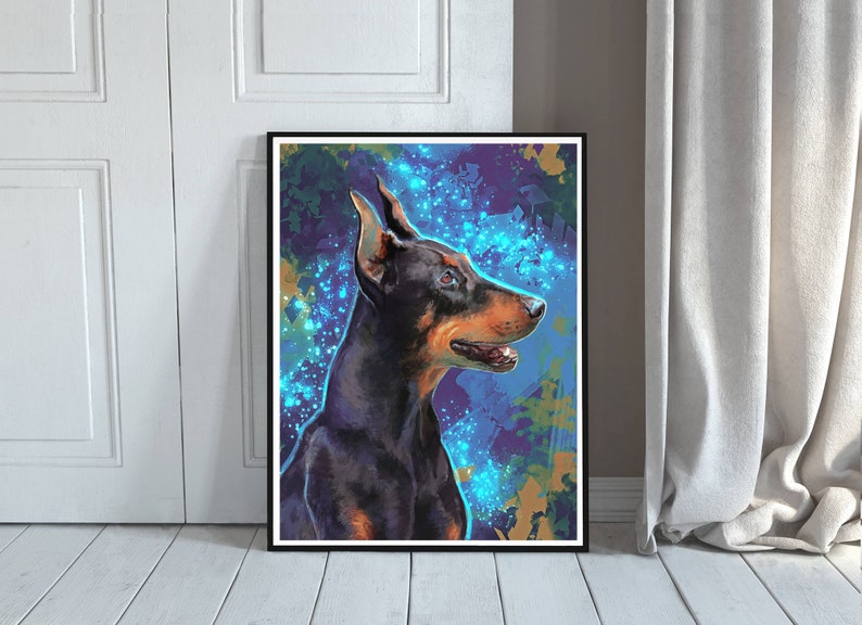 Puede incluir: Una pintura de un perro Doberman con un fondo azul y morado. El perro est&aacute; mirando hacia la derecha y tiene un pelaje negro y marr&oacute;n.