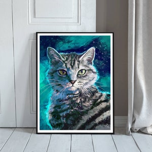 以下が含まれることがあります： 額縁に入ったトラ猫の肖像画。猫はグレーと黒の縞模様、緑色の目、白いマズルをしています。背景はターコイズと青の筆致で、鮮やかなコントラストを生み出しています。