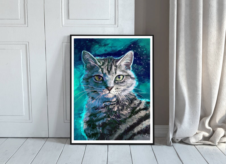 以下が含まれることがあります： 額縁に入ったトラ猫の肖像画。猫はグレーと黒の縞模様、緑色の目、白いマズルをしています。背景はターコイズと青の筆致で、鮮やかなコントラストを生み出しています。
