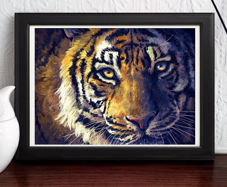 K&ouml;nnte beinhalten: Nahaufnahme eines Tigergesichts. Der Tiger hat orange und schwarze Streifen mit einem wei&szlig;en Fleck auf der Stirn. Seine Augen sind leuchtend blau und gr&uuml;n, und seine Schnurrhaare sind lang und prominent.