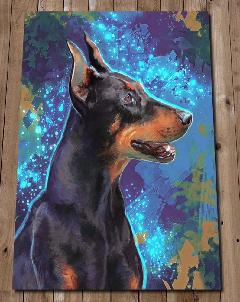 Puede incluir: Una pintura de un perro Doberman con un pelaje negro y marr&oacute;n. El perro est&aacute; mirando hacia la derecha y tiene una expresi&oacute;n feliz. El fondo es un dise&ntilde;o abstracto azul y morado con reflejos blancos y azules.