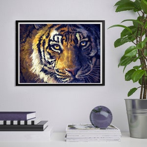 K&ouml;nnte beinhalten: Nahaufnahme eines Tigers mit leuchtend gelben Augen, orange-schwarzen Streifen und einem wei&szlig;en Fleck auf der Brust. Das Gesicht des Tigers ist scharf, der Hintergrund unscharf.