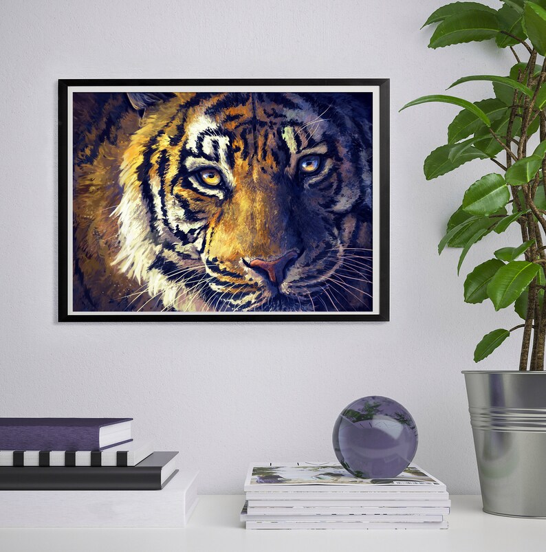 K&ouml;nnte beinhalten: Nahaufnahme eines Tigers mit leuchtend gelben Augen, orange-schwarzen Streifen und einem wei&szlig;en Fleck auf der Brust. Das Gesicht des Tigers ist scharf, der Hintergrund unscharf.