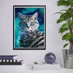 以下が含まれることがあります： 緑色の目を持ち、グレーの縞模様の猫の額装アートプリント。猫はティールとネイビーブルーの背景に描かれています。アートワークは黒いフレームに入っており、白い壁に飾られています。これは、家庭の猫の肖像画です。