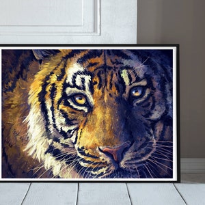 K&ouml;nnte beinhalten: Nahaufnahme eines Tigers mit orangefarbenen und schwarzen Streifen. Die Augen des Tigers sind leuchtend gelb und der Hintergrund ist dunkelblau.