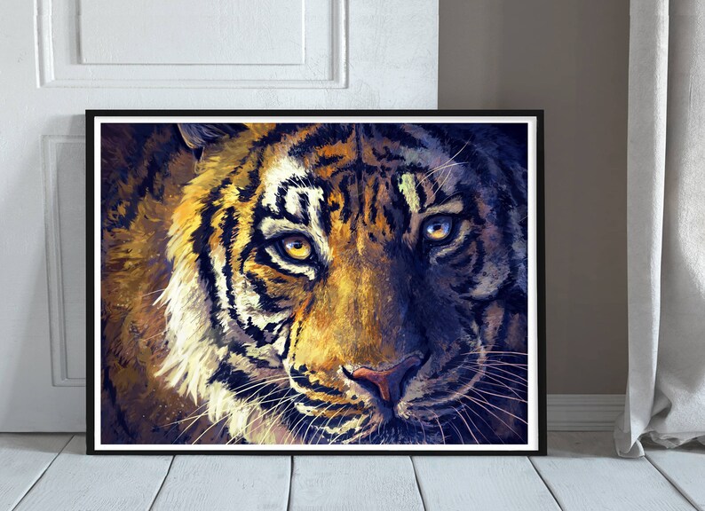 K&ouml;nnte beinhalten: Nahaufnahme eines Tigers mit orangefarbenen und schwarzen Streifen. Die Augen des Tigers sind leuchtend gelb und der Hintergrund ist dunkelblau.