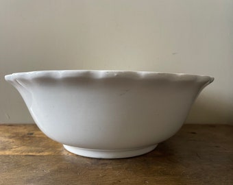 Antieke Ironstone Bowl geschulpte rand