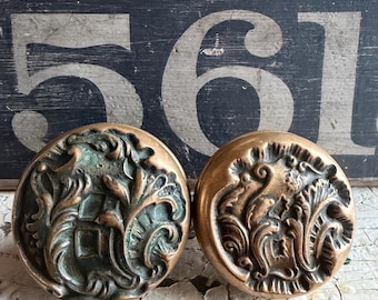 Pomos de puerta antiguos de latón estilo Eastlake con diseño Belfort
