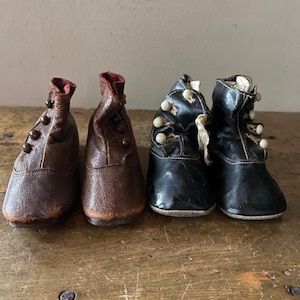 Antike lederne Babystiefel