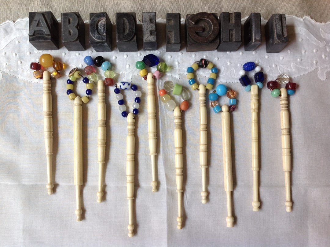 Ancienne Canette En Dentelle En Os Gravé, Avec Paille Et Perles De Verre - Vintage UK