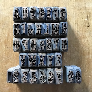 Bloques de sellos de cobre con tipografía victoriana, letras y números