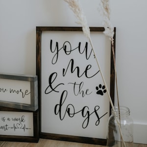 Enseigne en bois Toi, moi et les chiens encadrée, style ferme