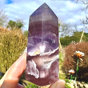 häxig lila torn kristallstav punkt druzy fluorit ädelsten gåva kristall punkt energinät älva kendal hippies Samhain stenpelare