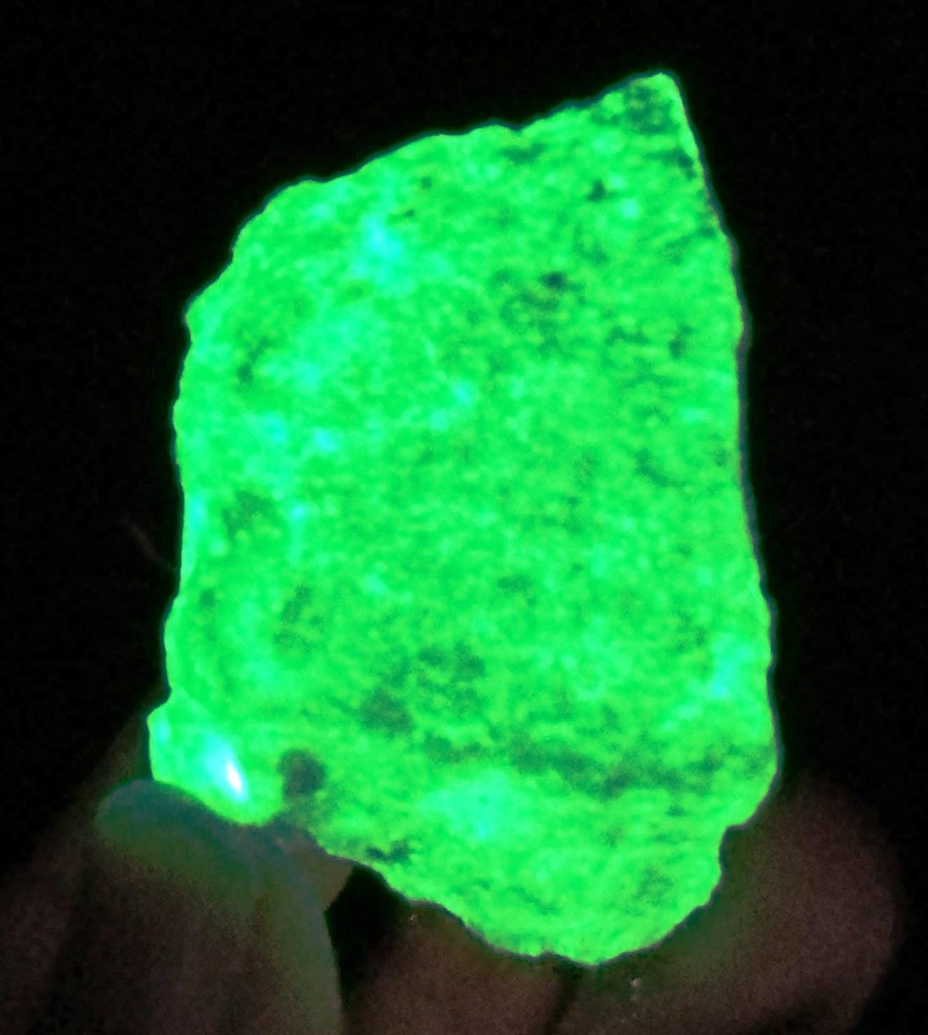 Kryptonite Geode, im Dunkeln leuchten Kristall Geode Geschenk für Jungen, Superheld phosphoreszierende leuchtende Kristall Halloween Glow Stein druzy Geode UK