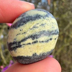 Lizardite tumble 15-25mm yellow crystal 0.6-1inch gem yellow polished lizardite gem wholesale tumble bulk tumbles by Elf natural rock stone