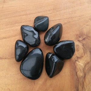 tumblestone black onyx, tumblestone onyx, black onyx, polished onyx, tumbled black onyx, black stone, onyx crystal healing uk