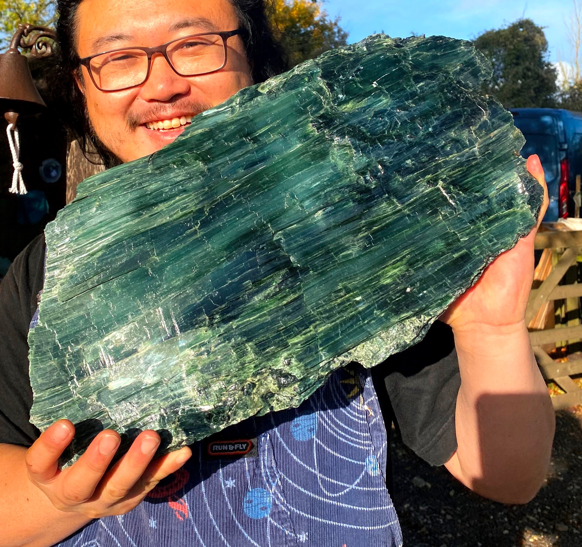 水晶、翡翠、蛇石、どれも原石です。 翡翠の原石の見分け方とは？キツネ石やネフライトとの違いも解説します