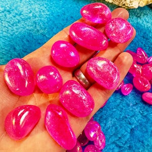 Pixie Aura Tumbled Crystals, pierre rose de lutin, pierre de lutin rose, pierres précieuses rose vif, barbe à papa, elfe de pierres rose, pierres précieuses de Noël, Royaume-Uni