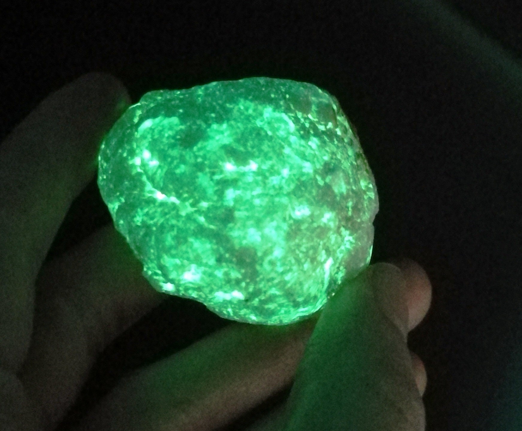 кристаллы криптонита. фиолетовая магия. магические кристаллы. магический светящийся кристалл где взять. магический светящийся кристалл где взять.