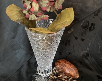 Impresionante jarrón antiguo/vintage de cristal transparente EAPG con pedestal. Elegante decoración de mesa para casa de campo. Flores de otoño en color menta. ¿Currier Ives?