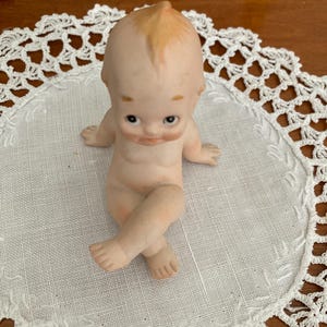 Antyczna, PRZEŚLICZNA porcelanowa figurka Kewpie KW913 Smutna twarz PRISTINE do postawienia na półce Skrzydła Lefton? 2 3/4" x 2.5" fantazyjny kolekcjonerski anioł