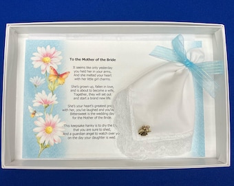 Regalo de una amiga para la madre de la novia: Pañuelo de encaje y broche de ángel.